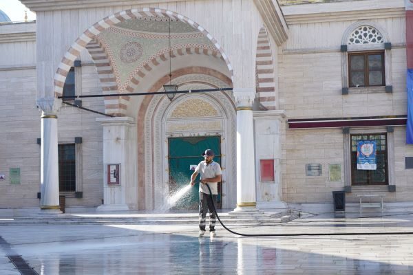 Belediye ekiplerinin ibadethaneler, kabristanlar ve şehit mezarlıklarında yürüttüğü temizlik çalışmalarıyla