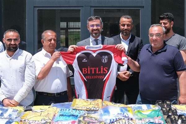 Bitlis Belediyesi Gençlik Merkezi’nde düzenlenen program kapsamında, çeşitli branşlarda faaliyet