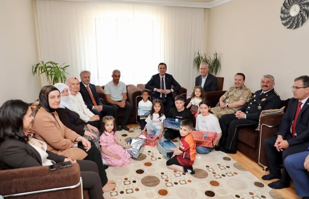 Gerçekleştirilen ziyaretlerde, şehit aileleriyle bir araya gelen Vali Karakaya, bayramlarını