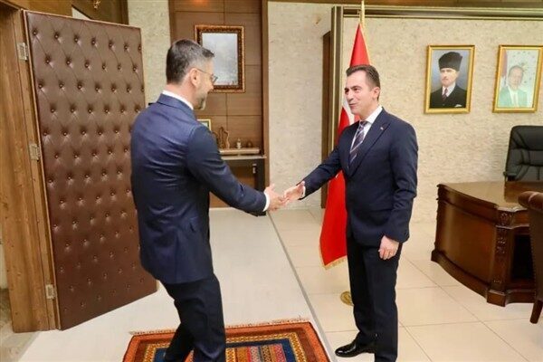 Valilik makamında gerçekleşen bayramlaşma programına, Bitlis Valisi Ahmet Karakaya ev