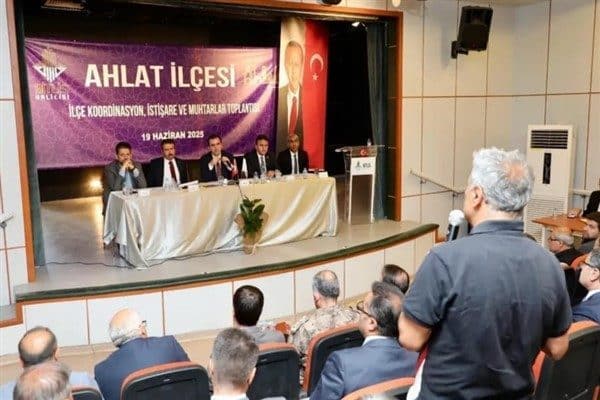 Toplantıda ilçede yürütülen kamu hizmetleri ile eğitim, sağlık, tarım ve