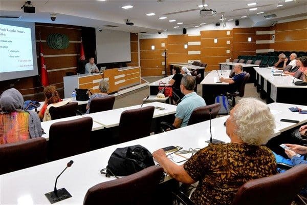Ziraat Mühendisi Anıl Ayvaz’ın verdiği eğitimde, sebze üretiminde dikkat edilmesi