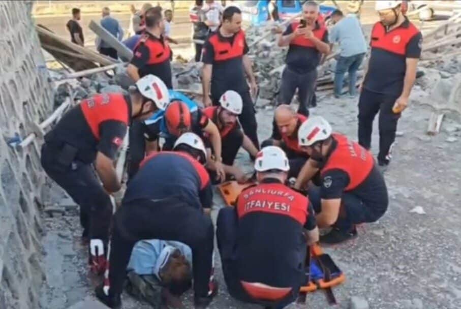 Şanlıurfa’nın Bozova ilçesine bağlı Kesmetaş Mahallesi’nde meydana gelen göçükte 4