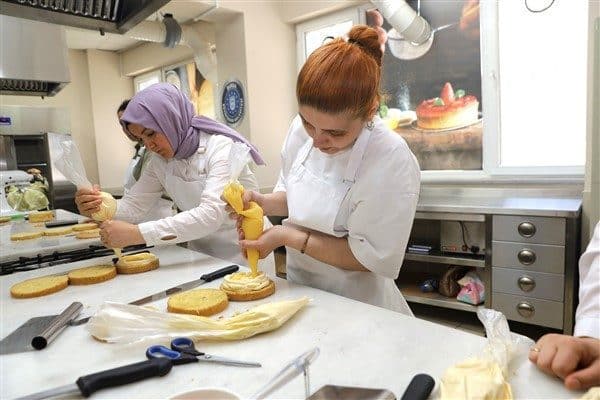Bursa Uludağ Üniversitesi’nden Öğretim Görevlisi Hasan Er tarafından verilen eğitimlerde,