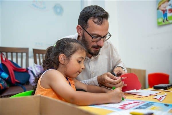 Babalarıyla birlikte çerçeve tasarlayarak resim çizen çocuklar, kendi yaptıkları çalışmaları