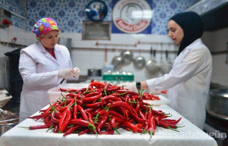 Bursa'da geleneksel yöntemlerle reçel üreten 44 yaşındaki Cafer Yıldırım, Şili