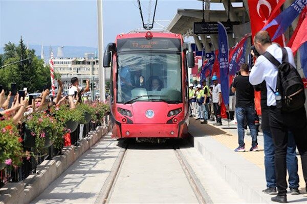 Kurban Bayramı'nın dördüncü gününde, Bursa metro istasyonlarında yoğun insan kalabalığı yaşandı. Toplu