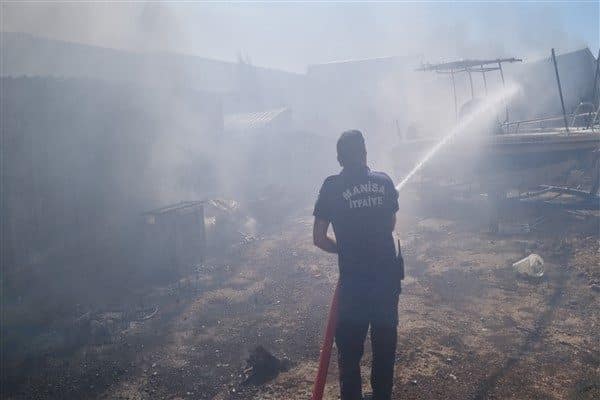 İzmir’in Bornova ilçesinde, tarım arazisinde çıkan yangın, ormana sıçradı. Bölgeye