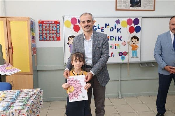 Çayırova’da karne töreni Demirsaç İlkokulu’nda gerçekleştirildi. Saygı duruşu ve İstiklal