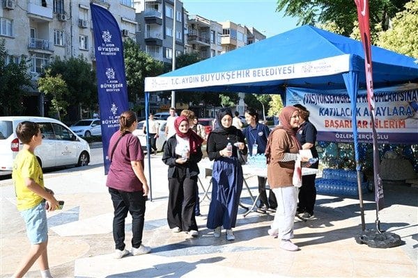 Aydın Büyükşehir Belediyesi ekipleri, sınav merkezlerinin önünde kurduğu stantlarda öğrencilere