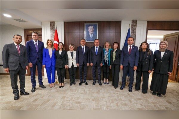 CHP Genel Başkanı Özel, Anahtar Parti Genel Başkanı Yavuz Ağıralioğlu’nu