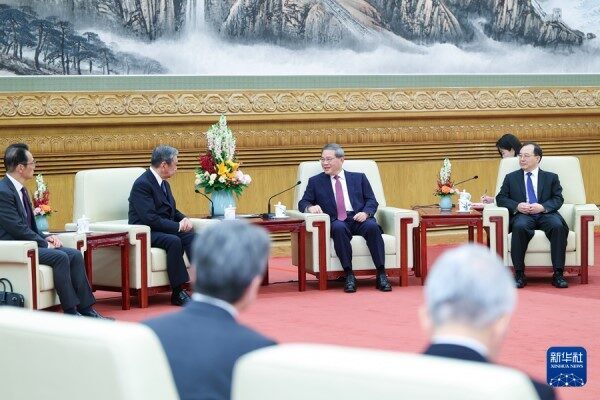 Başbakan Li, Çin Cumhurbaşkanı Xi Jinping ve Japonya Başbakanı Shigeru