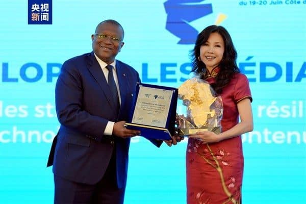Fildişi Sahili'nin Abidjan kentinde düzenlenen AUB 2024-2025 Medya Ödülleri töreninde,