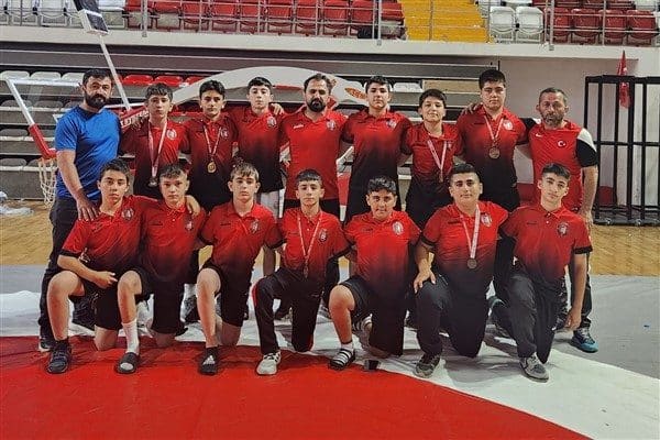 Sivas’ta düzenlenen Minikler Güreş Türkiye Şampiyonası’nda Çorum Belediyesi Spor Kulübü