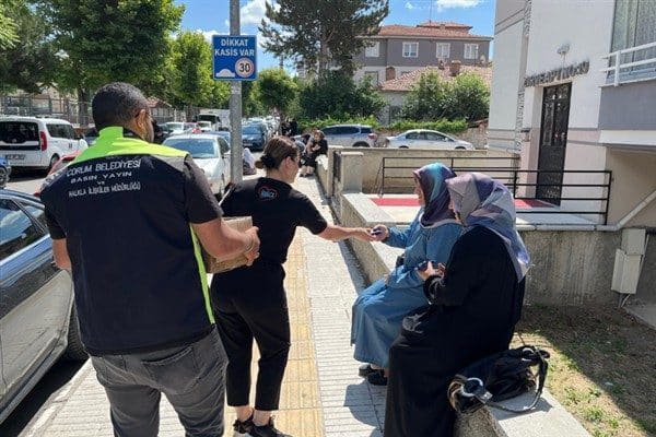 Okulların önünde YKS’ye giren öğrencilerini bekleyen ve onların heyecanına ortak