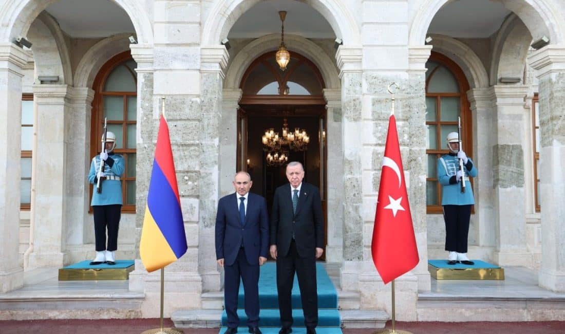 Cumhurbaşkanı Recep Tayyip Erdoğan, Ermenistan Başbakanı Nikol Paşinyan'ı Dolmabahçe Çalışma Ofisi'nde