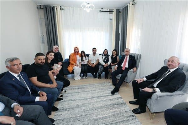 Cumhurbaşkanı Erdoğan, Azerbaycan Cumhurbaşkanı İlham Aliyev ile Azerbaycan Mahallesi'nde incelemelerde