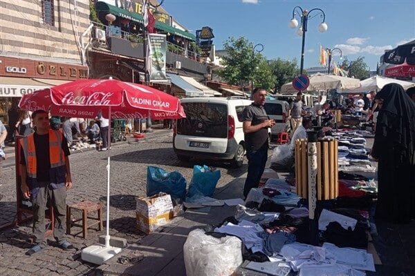 Sur ilçesi ile Dağkapı civarındaki caddelerde seyyar satıcı yoğunluğu gözlendi.