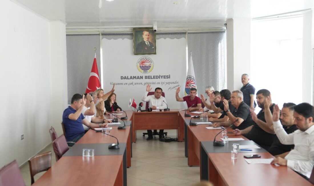 Belediye toplantı salonunda yapılan ve canlı yayınlanan toplantı, meclis üyelerinin