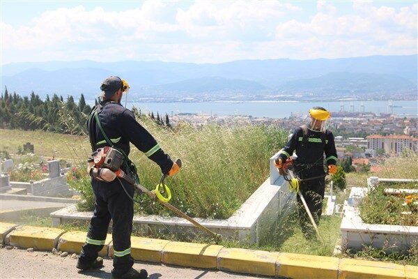 Mezarlıklarda ot biçme ve temizlik çalışmalarının yanı sıra, çevre düzenlemesi