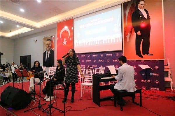 Derince Belediyesi bünyesinde ücretsiz olarak düzenlenen gitar, bağlama, piyano gibi