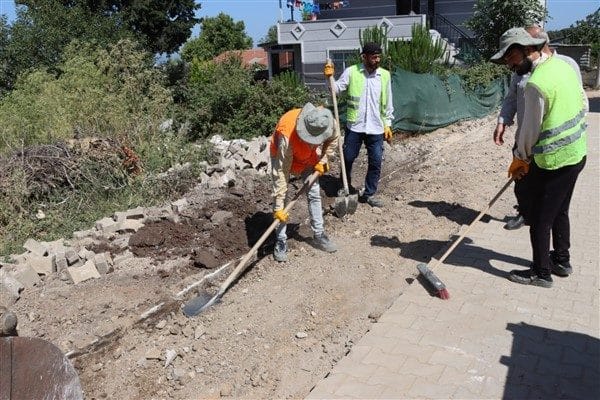 Ekipler son olarak Bağlarbaşı Mahallesi Destan Sokak’ta parke tamirat çalışmalarına