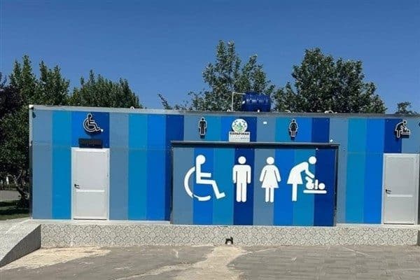 Diyarbakır Vali Kurt İsmail Paşa Ortaokulu’nda sınava giren çocuklarını beklemek