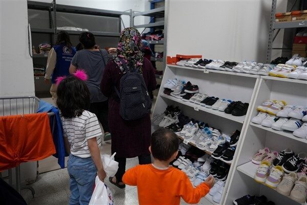 Sosyal Yardım İşleri Müdürlüğü’nün yürüttüğü bayramlık kıyafet dağıtımı kapsamında, 450