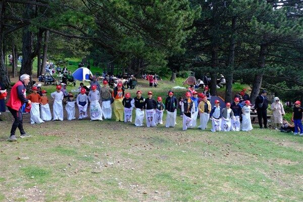 Çocuklar palyaço gösterileri, yüz boyama, mini kale oyunları ve dev