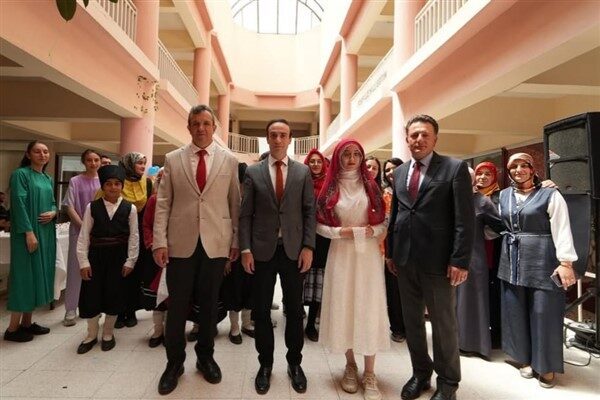 Usta öğreticiler rehberliğinde kursiyerler tarafından hazırlanan ürünler; ipliğin iğneyle, kumaşın