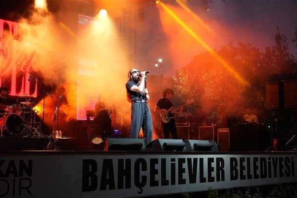 Sınav maratonunu geride bırakan gençler, Emre Fel’in enerjik sahne performansıyla