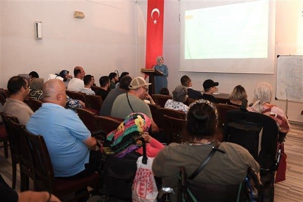 Düzenlenen toplantıda engelli bireylere hakları, karşılaştıkları zorluklarla ve engellerle nasıl