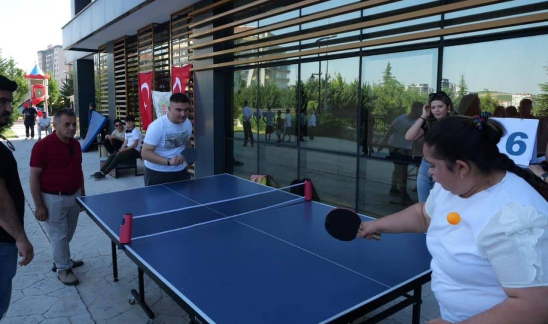 Engelsiz Yaşam Merkezi’nin basketbol sahasında gerçekleştirilen etkinlikte, step aerobik, masa