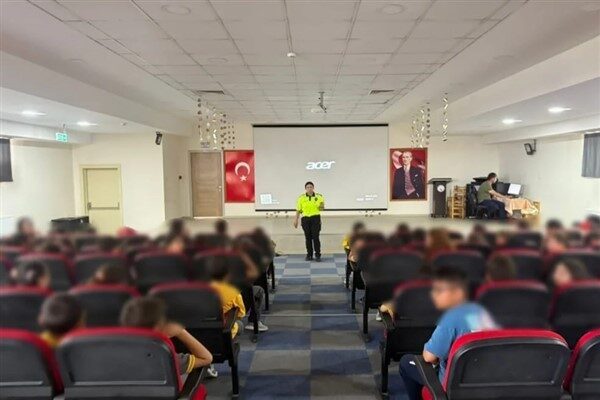 “Çocuk Polisi Bilgilendiriyor” başlığıyla yürütülen etkinlikler kapsamında, Hayrettinpaşa İlkokulu, Demirkent