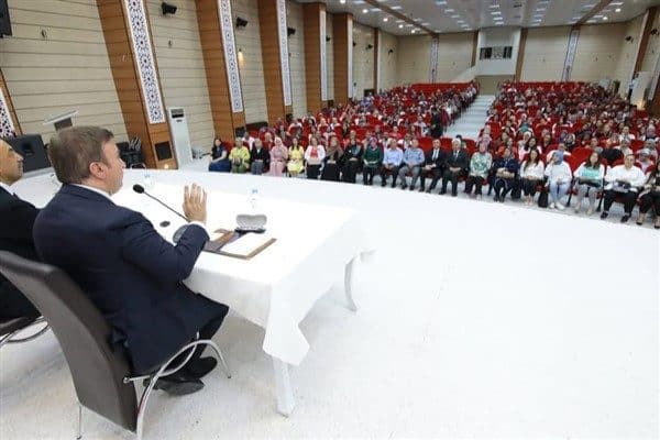 Vali Aydoğdu, öğretmenlere hitaben yaptığı konuşmada, öğretmenlik mesleğinin toplumdaki eşsiz