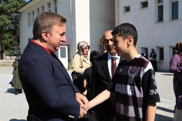 Aydoğdu, ziyaret sırasında öğrencilerle sohbet ederek sınav öncesinde başarı dileklerini