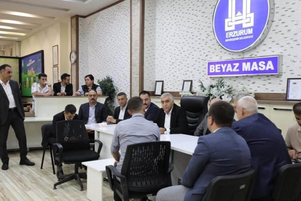 Erzurum Büyükşehir Belediyesi, düzenlediği “Halk Günü” etkinliğinde vatandaşlarla bir araya