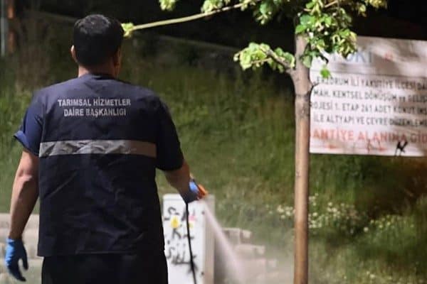 Belediye ekipleri, halk sağlığını tehdit eden unsurların bertaraf edilmesi amacıyla