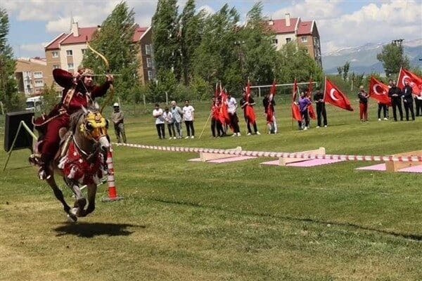 Aziziye Kaymakamlığı koordinesinde gerçekleşen “Geleneksel Türk Sporları Şenliği” Orhan Tavlı Stadı’nda