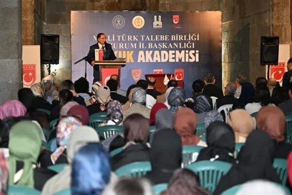 Tarihi Yakutiye Medresesi’nde gerçekleştirilen programın bugünkü oturumunda, önceki dönem Kamu