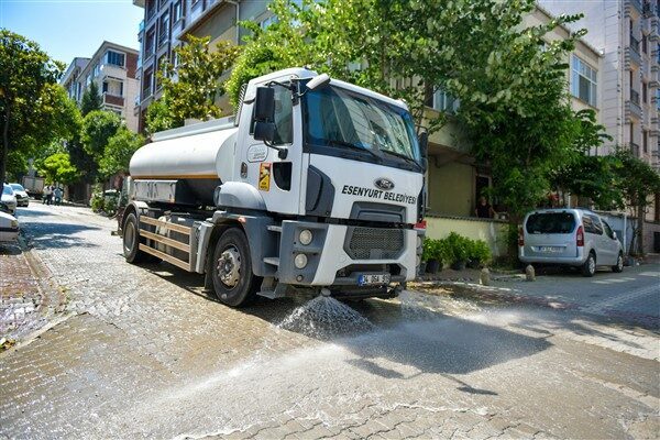 Belediye ekipleri, cadde ve sokakları mobil temizlik araçlarıyla süpürerek tazyikli