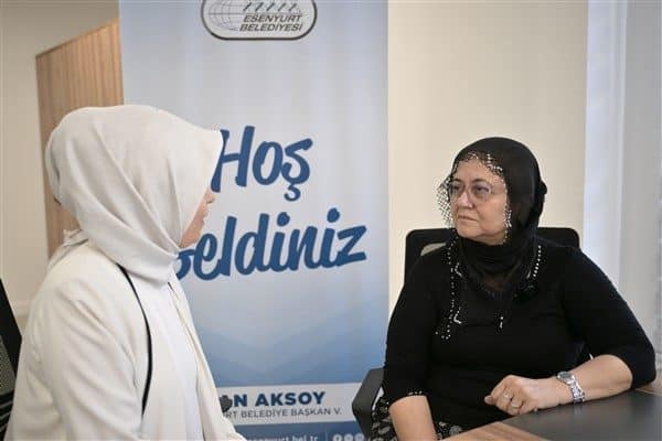 Esenyurt’un Orhangazi Mahallesi’nde akşam saatlerinde evine dönen yaşlı bir kadın,
