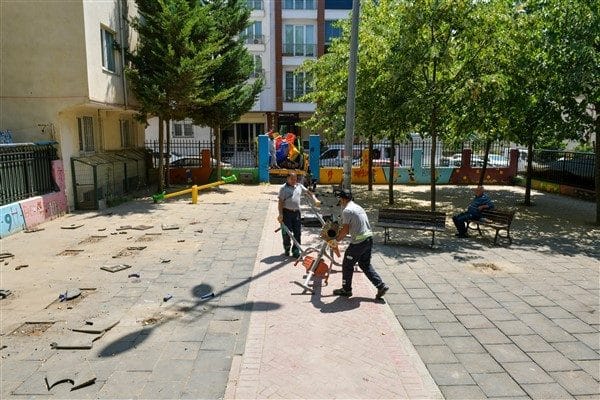 Çocuk oyun grupları değiştirilirken, spor alanları bakımdan geçiriliyor, kauçuk zeminler