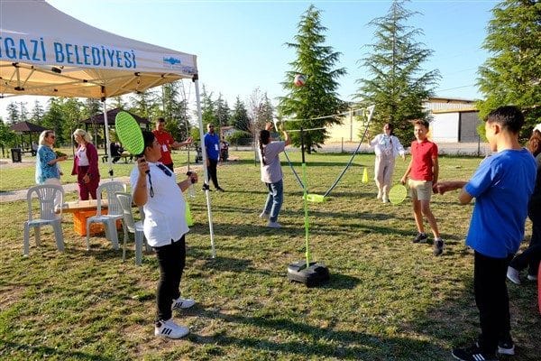 Parkın içine kurulan şişme oyun parkurları, el işi atölyeleri ve