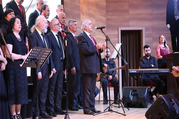 Turkuaz Türk Halk Müziği Korosu'nun sahne aldığı gecede, Anadolu'nun derinliklerinden