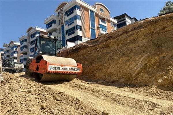 Gemlik Belediyesi Fen İşleri Müdürlüğü ekipleri, yol açma ve düzenleme