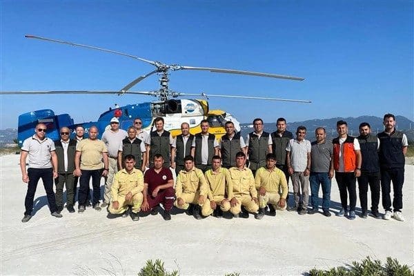 Yangınla mücadele sürecine katkı sağlayan ekiplerle bir araya gelen Akduman,