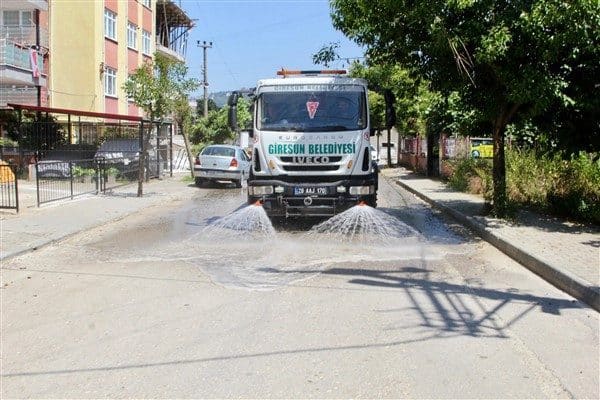 Temizlik İşleri Müdürlüğü’ne bağlı ekipler, sabahın erken saatlerinden itibaren sahil