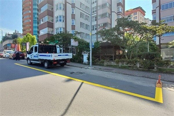Toplu taşıma güzergahlarında gerçekleştirilen çalışmalar kapsamında durak alanları titizlikle işaretlenerek