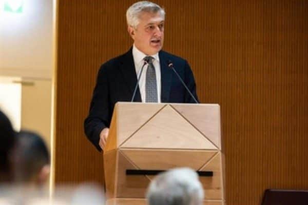 Grandi, savaşın yıkıma uğrattığı topraklara geri dönen insanların yeniden hayat